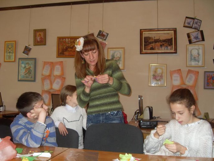 В Ужгородській міській бібліотеці виготовляли ялинкові прикраси – 01 В Ужгородській міській бібліотеці виготовляли ялинкові прикраси – 01