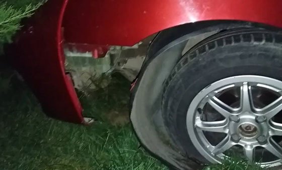 В Ужгороді легковик вилетів на клумбу кругового руху – 02