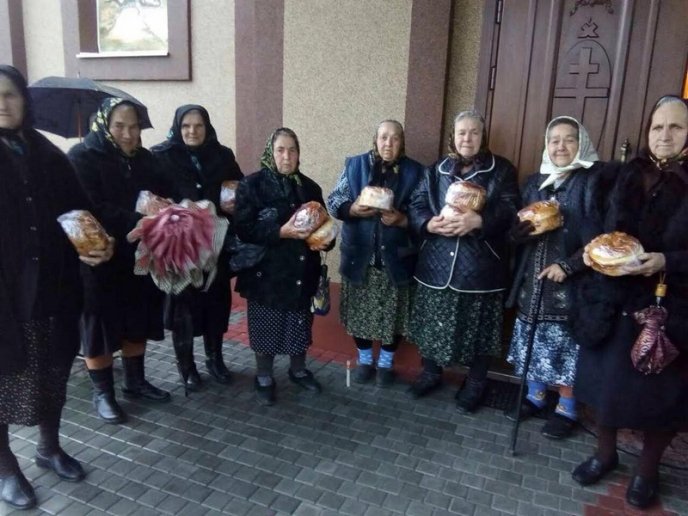 Малозабезпечені, одинокі та хворі мешканці Рахівщини і Тячівщини отримали паски – 09