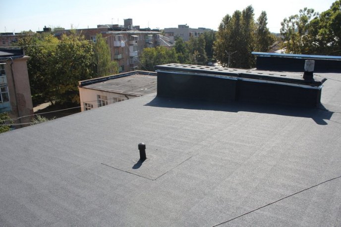 У Мукачеві ремонтують дахи на чотирьох багатоповерхівках – 06