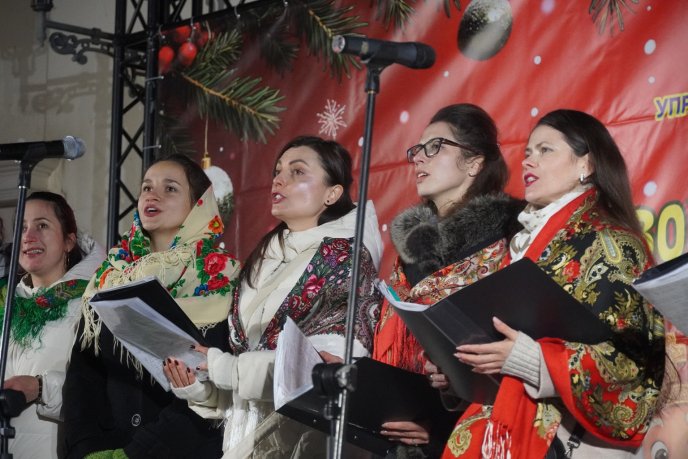 В центрі Ужгорода відбулася благодійна різдвяна коляда – 04