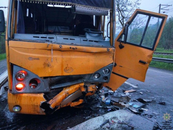 З’явились моторошні фото з місця зіткнення мікроавтобусу та автобусу – 03