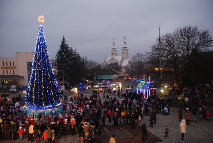 Головну новорічну ялинку району запалили в Іршаві – 17