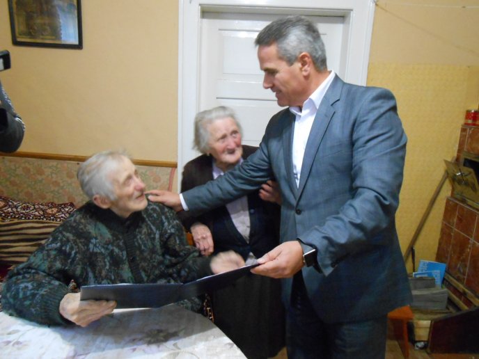 На Рахівщині вітали з днем народження найстарішого мешканця селища Ясіня – 02