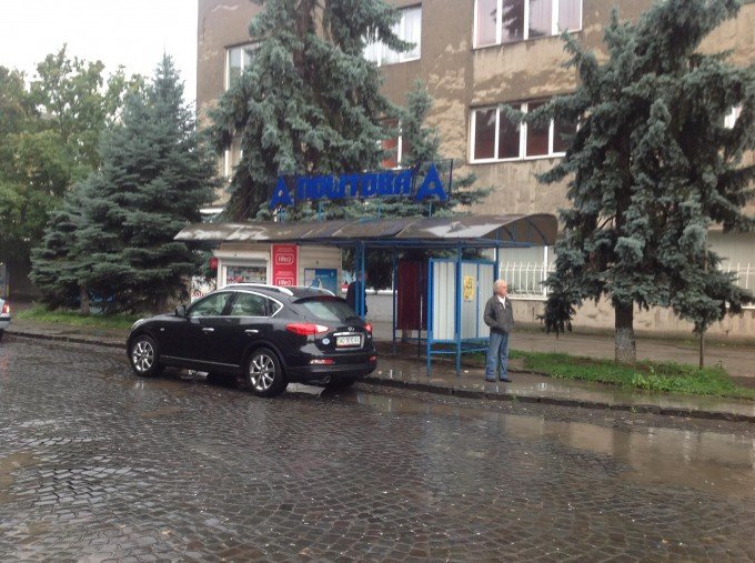 Ужгородський "олень" паркувався перед зупинкою маршрутних таксі (ФОТО) – 02