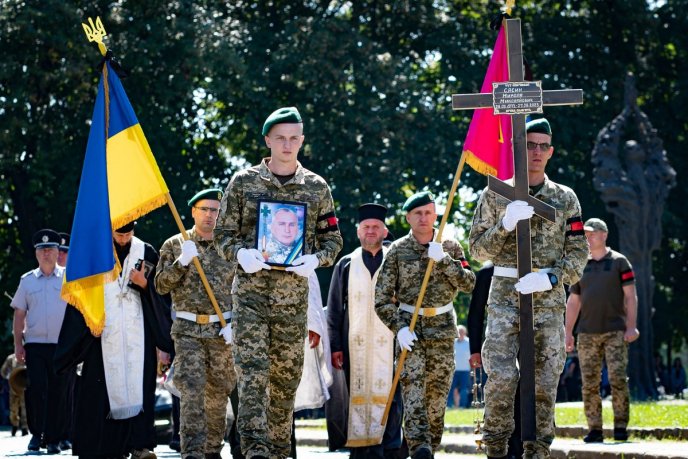 На Закарпатті поховали військового, який врятував десятки побратимів – 05