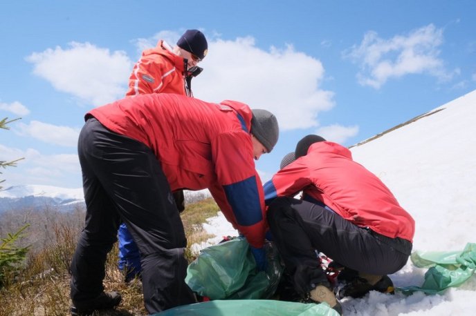 Рятувальники показали, як транспортували тіло трагічно загиблого у горах чоловіка – 02