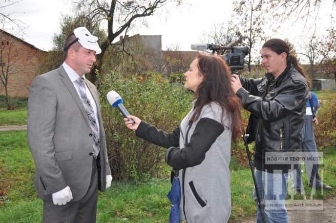 У Мукачеві відбувся соціальний флешмоб, в рамках якого розбили телевізор (ФОТО) – 21