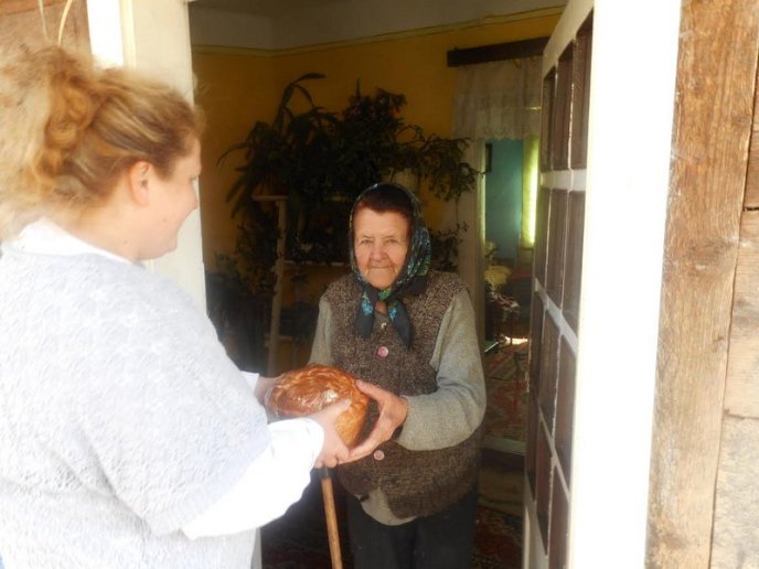 Малозабезпечені, одинокі та хворі мешканці Рахівщини і Тячівщини отримали паски – 06