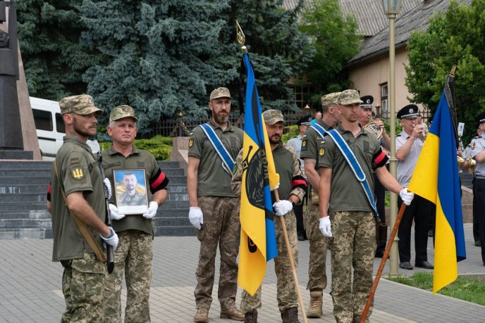 В Ужгороді сьогодні поховали військового – 06