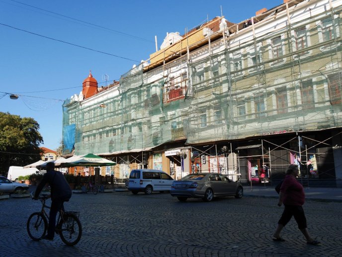 В історичному центрі Ужгорода ремонтують фасади будинків – 06