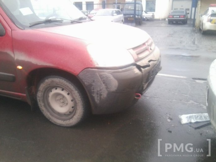 На вулиці Данила Галицького у Мукачеві зіткнулись дві іномарки – 02