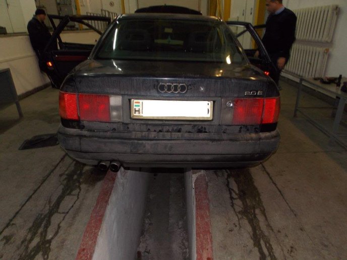 Двоє угорців позбулись на кордоні своїх "КІА" та "Ауді" за спробу перевезення контрабанди – 01