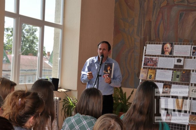 "Всі, хто живуть не в Мукачеві – лише прикидаються, що живуть", – Мирослав Дочинець (ФОТО) – 12