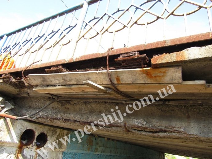 На мосту у Мукачеві знову з’явились провалля – 03
