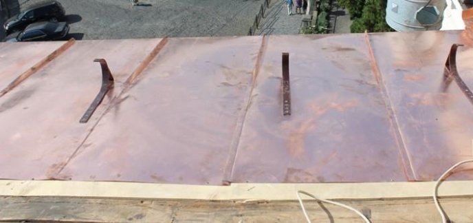 Майстри ремонтують крівлю даху Ужгородського греко-католицького собору – 07