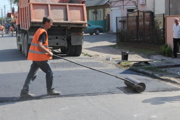 У Мукачеві на вулиці Підгорянській облаштовують нові пішохідні переходи – 02 У Мукачеві на вулиці Підгорянській облаштовують нові пішохідні переходи – 02