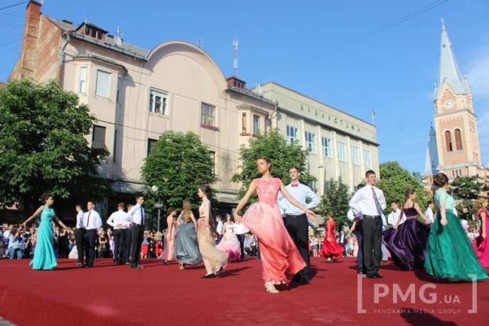 Свято випускників у Мукачеві: вальс, усмішки та селфі – 04 Свято випускників у Мукачеві: вальс, усмішки та селфі – 04