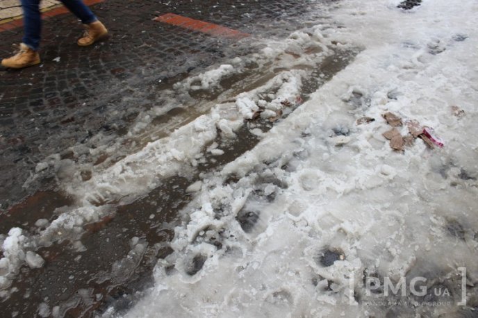 Одна з центральних вулиць Мукачева перетворилась на суцільну калюжу – 37