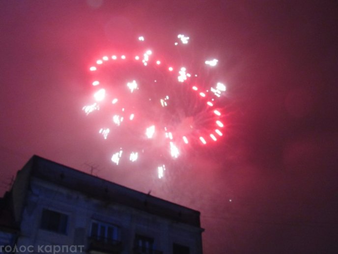 Зустріч Нового року в Мукачеві: бенгальські вогні, шампанське та феєрверк – 07
