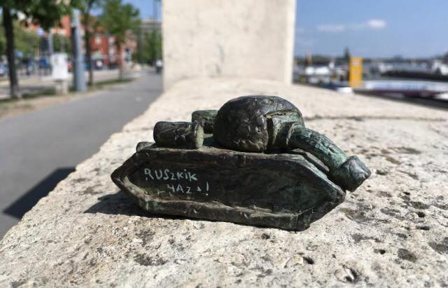 Закарпатський скульптор створив танк із надписом "Росіяни – додому" – 01