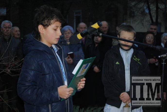 Мукачівці помолились за невинних жертв Голодомору 1932-33-х років (ФОТОРЕПОРТАЖ) – 11 Мукачівці помолились за невинних жертв Голодомору 1932-33-х років (ФОТОРЕПОРТАЖ) – 11