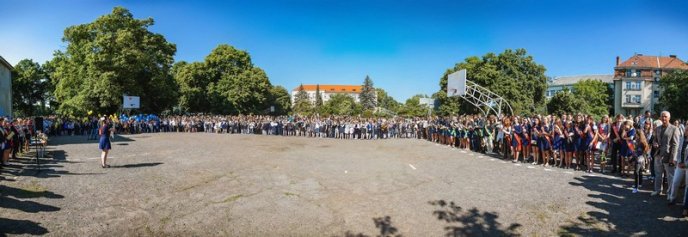 В Ужгородській ЗОШ №3 відлунав останній дзвінок (ФОТО) – 09