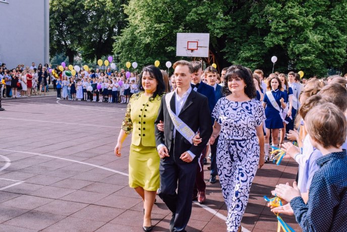 Для 690 ужгородських одинадцятикласників пролунав останній дзвінок – 10