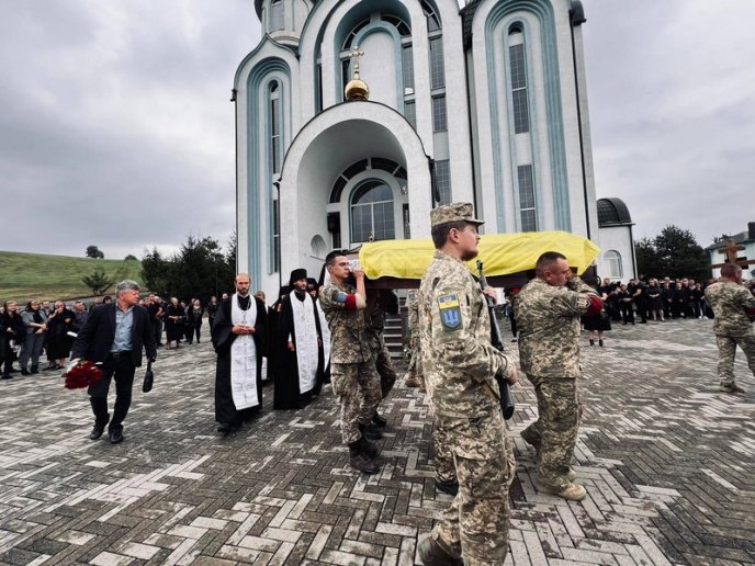 Мукачево попрощалося із загиблим на війні Михайлом Бізілею – 07