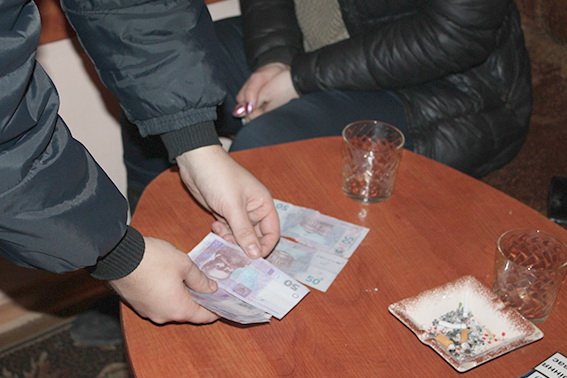 В Ужгороді адміністраторка готелю за гроші звела чоловіка з повією – 01 В Ужгороді адміністраторка готелю за гроші звела чоловіка з повією – 01