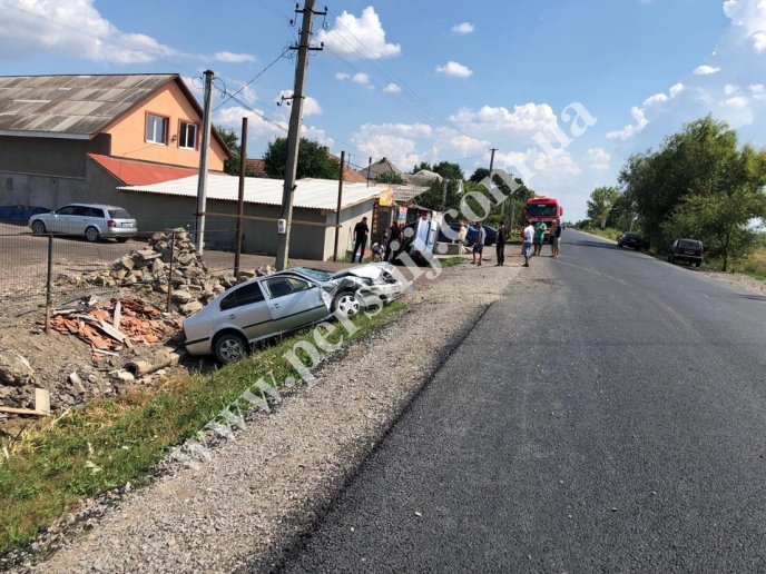 Моторошна ДТП: зіткнулися 2 машини. Одна з них перекинулася – 04