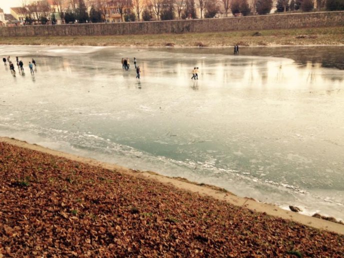 Ужгород 100 років тому і сьогодні: у мережі порівняли фото зимової розваги людей – 03