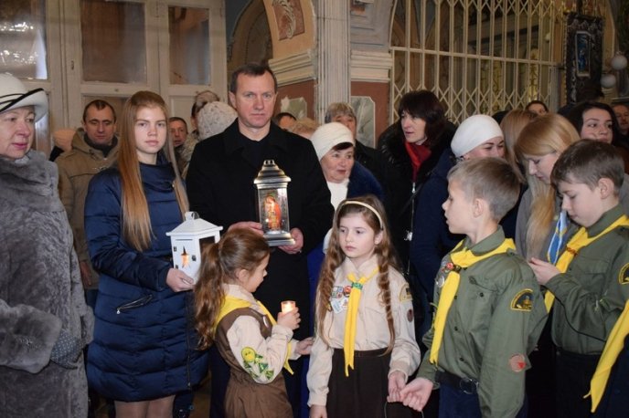 В Ужгород принесли Вифлеємський вогонь – 11 В Ужгород принесли Вифлеємський вогонь – 11