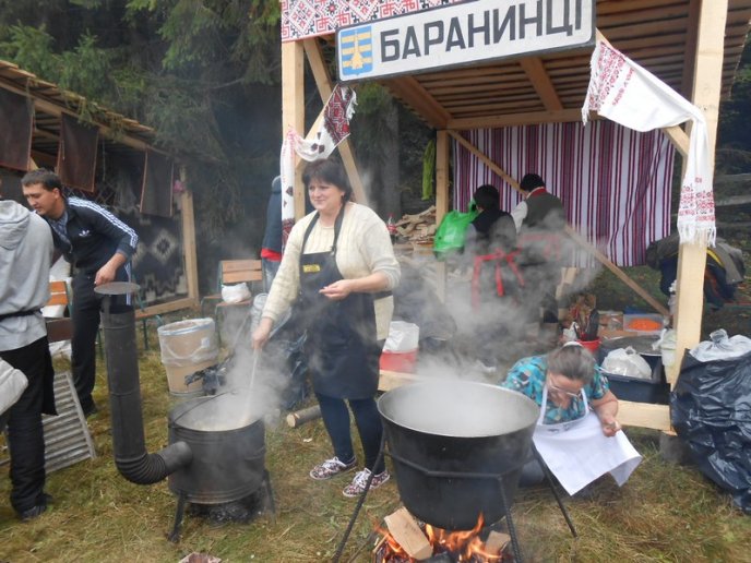 На Рахівщині із небувалим успіхом пройшов перший етно-фестиваль по приготуванню баранини на відкритому вогні – 07 На Рахівщині із небувалим успіхом пройшов перший етно-фестиваль по приготуванню баранини на відкритому вогні – 07