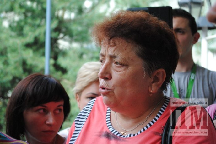 Сьогодні Мукачево мітингувало: сотні жінок перекрили дорогу та вимагали не забирати чоловіків у армію (ФОТО) – 17