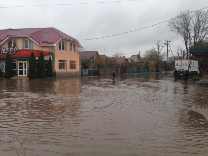"Треба човен": як виглядає підтоплений мікрорайон Радванка в Ужгороді – 02