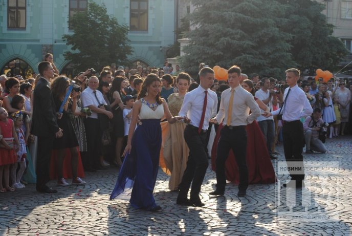 У центрі Мукачева відбувся урочистий парад випускників (ФОТО) – 42