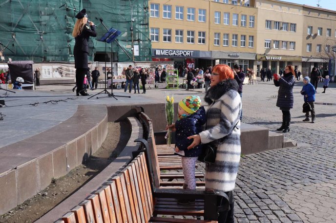 Оркестр поліції Закарпаття привітав жінок із Святом Весни – 02