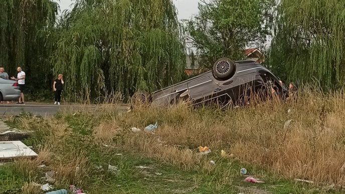 Автівка перекинулась на дах: що відомо про карколомну ДТП в Ужгороді – 04