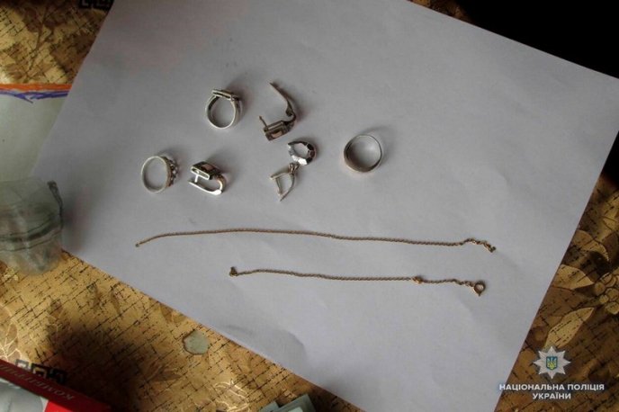 На вокзалі жінка виманила у 17-річної дівчини велику суму грошей та золото – 02