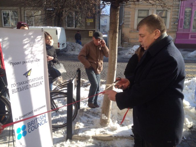 У Мукачеві відкрили ще одну сучасну велопарковку  – 01