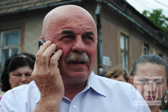 Сьогодні Мукачево мітингувало: сотні жінок перекрили дорогу та вимагали не забирати чоловіків у армію (ФОТО) – 46