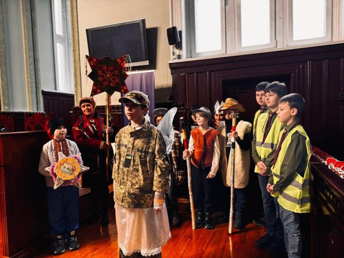 В Мукачівській міськраді лунали різдвяні колядки у виконанні дітей – 02