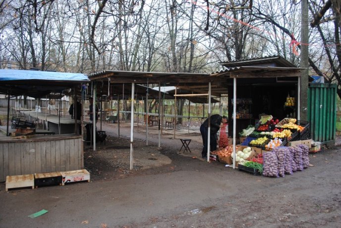 Стихійна торгівля в Мукачеві: влада бачить вибірково (ФОТОРЕПОРТАЖ) – 01