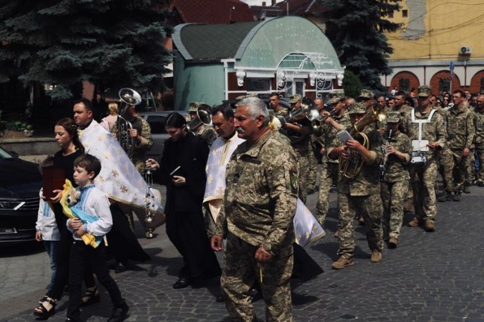 На похорон прийшли сотні людей: Мукачево попрощалося із Романом Жуком – 07