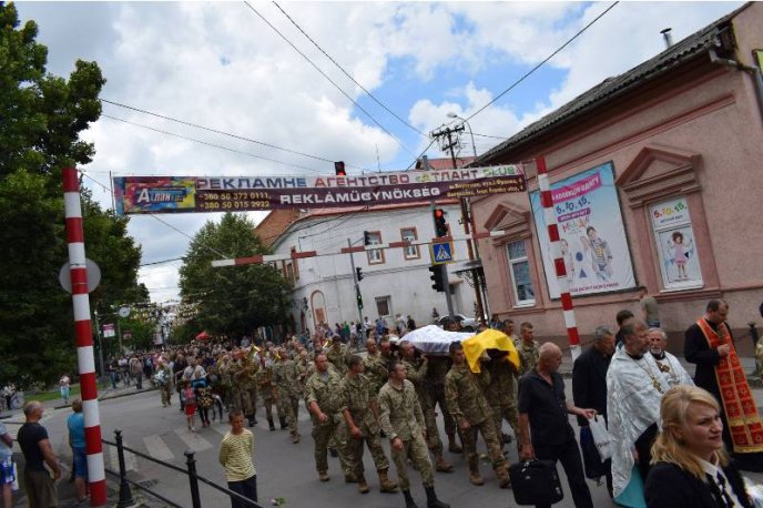 Сила-силенна людей пришли провести в останню путь загиблого у зоні АТО берегівчанина – 04