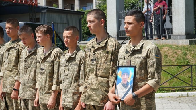 Мукачево сьогодні попрощалося з полеглим Героєм – 03