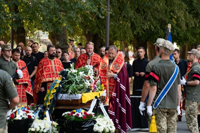 В Ужгороді попрощались із 28-річним солдатом, який добровольцем пішов на війну – 08