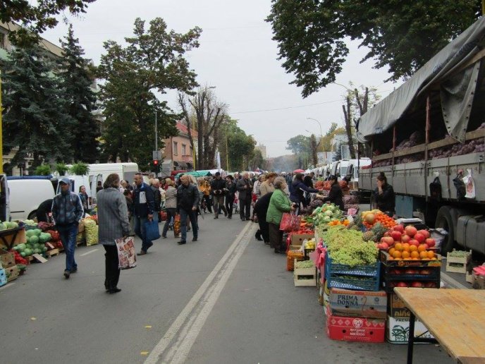 Десятки видів продукції та шашлик, бограч із закусками: в Ужгороді стартувала "Золота осінь" – 01