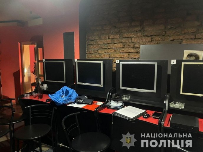 У поліції розповіли, що відбувалося у двох закладах в Тячеві – 03